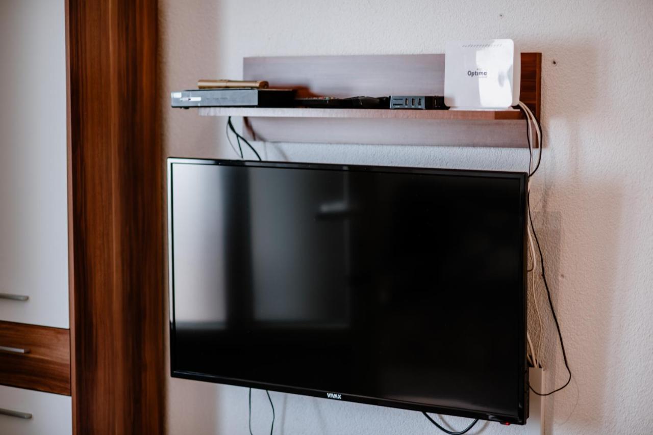 Apartmens Leona Apartment Karlobag Bagian luar foto