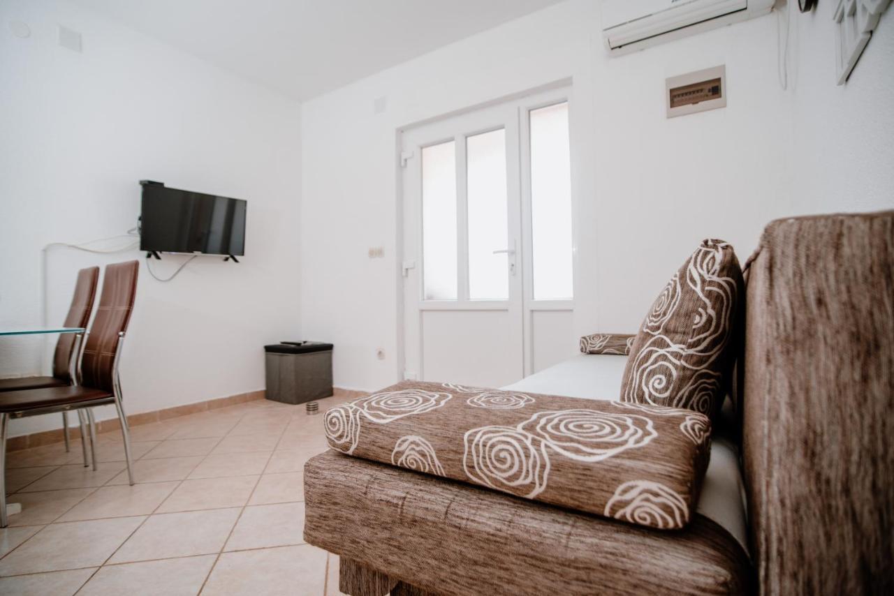 Apartmens Leona Apartment Karlobag Bagian luar foto