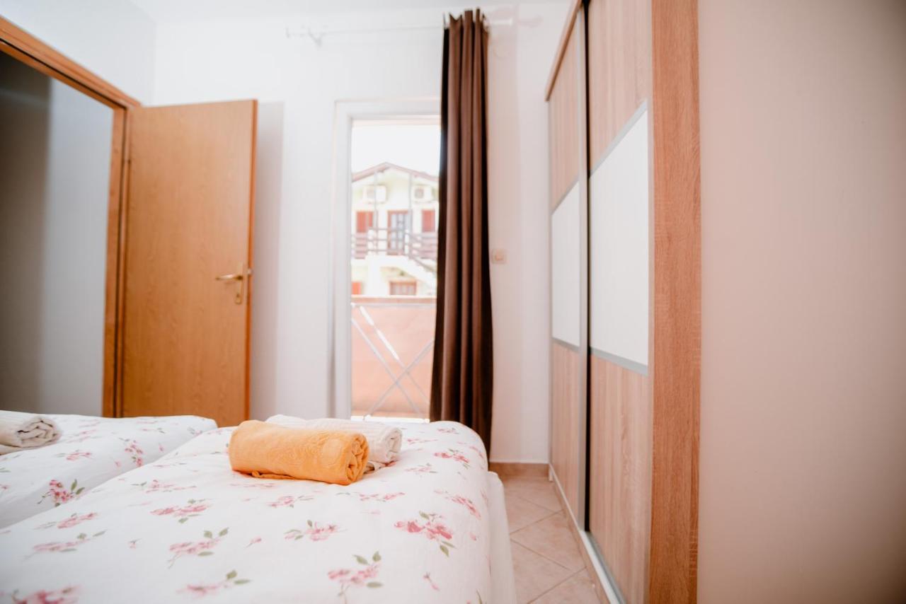 Apartmens Leona Apartment Karlobag Bagian luar foto