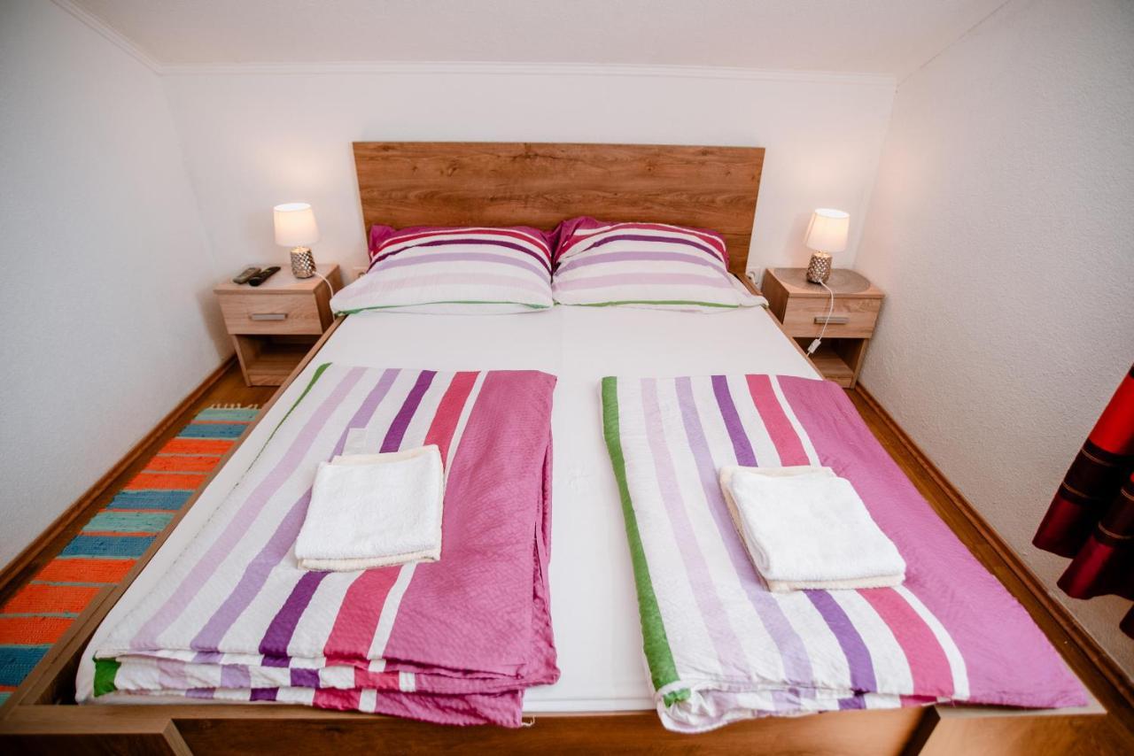 Apartmens Leona Apartment Karlobag Bagian luar foto