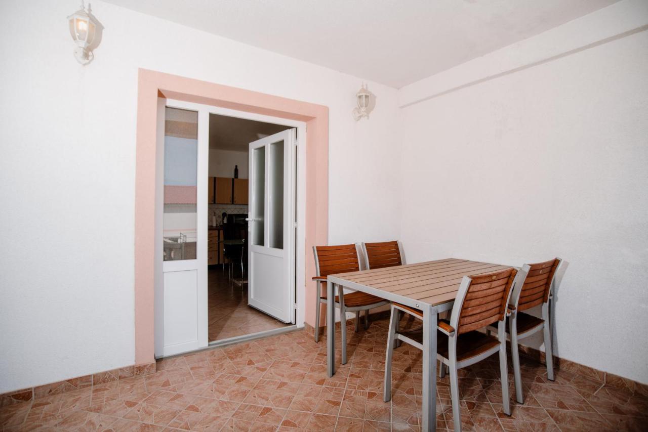 Apartmens Leona Apartment Karlobag Bagian luar foto