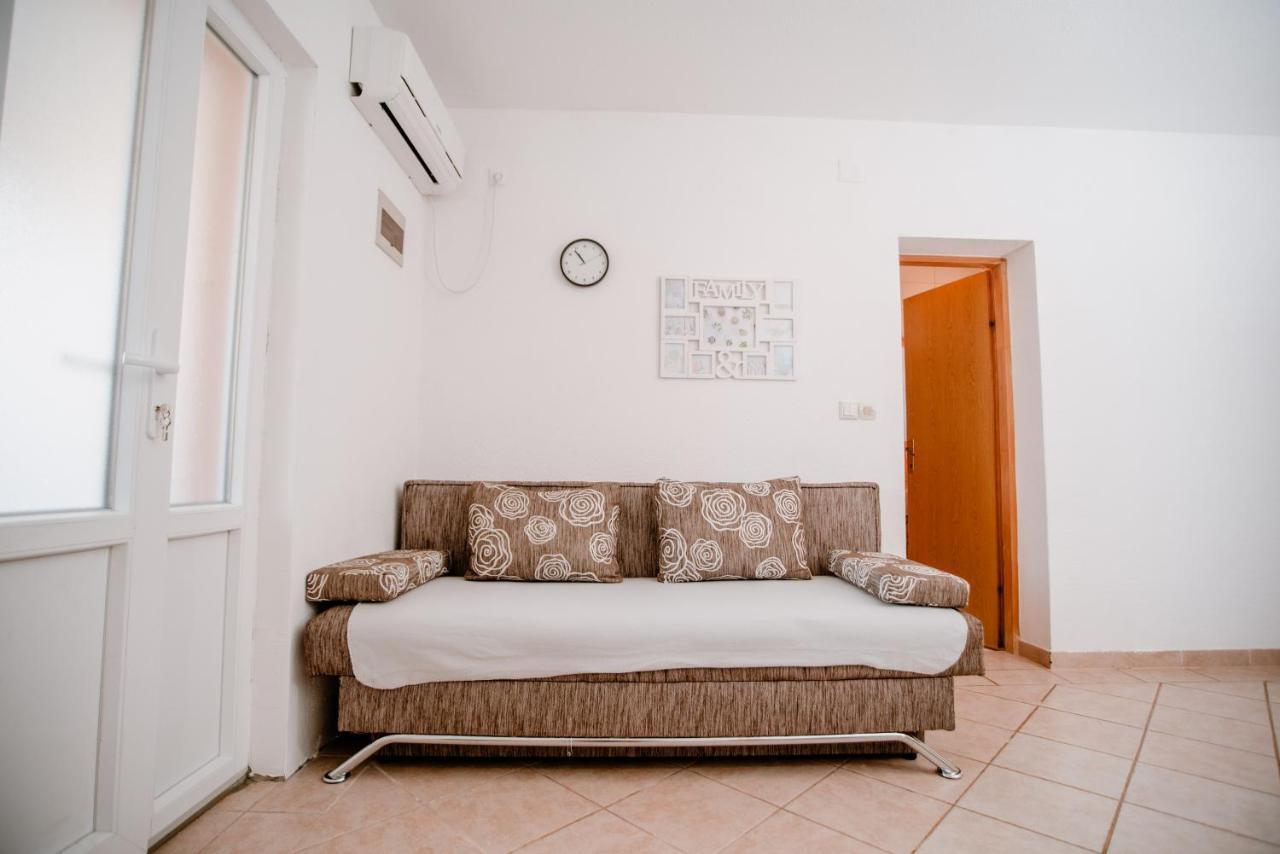 Apartmens Leona Apartment Karlobag Bagian luar foto