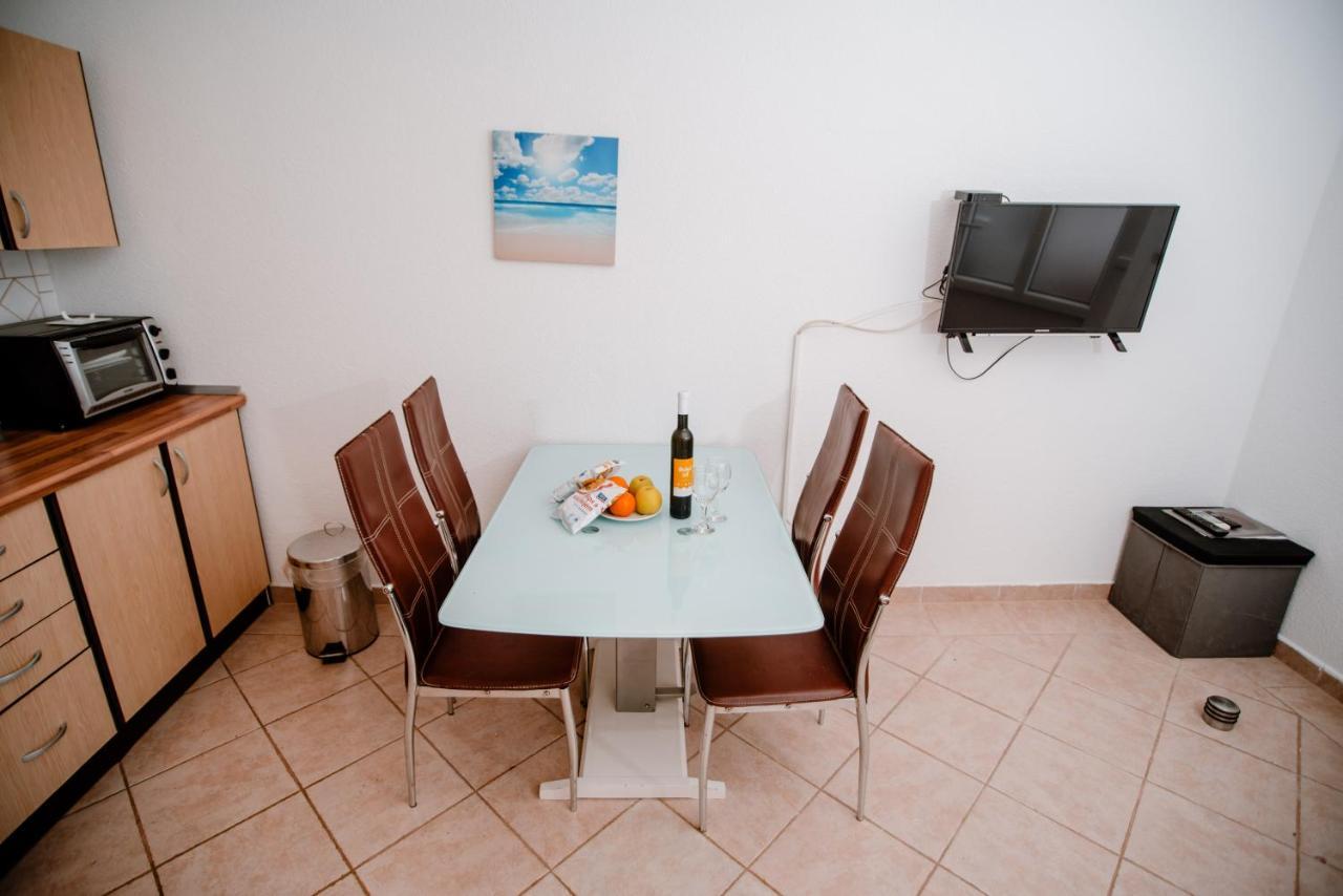 Apartmens Leona Apartment Karlobag Bagian luar foto