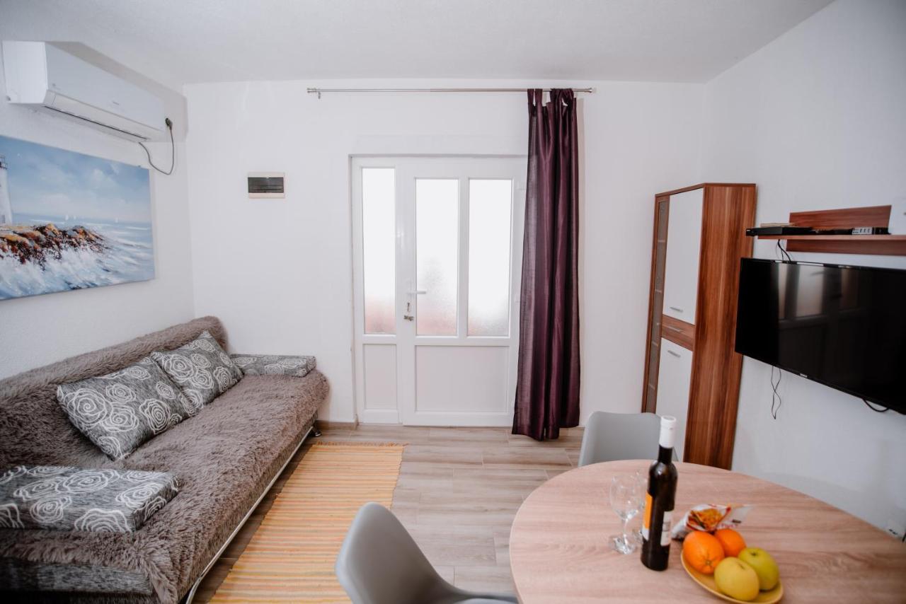 Apartmens Leona Apartment Karlobag Bagian luar foto