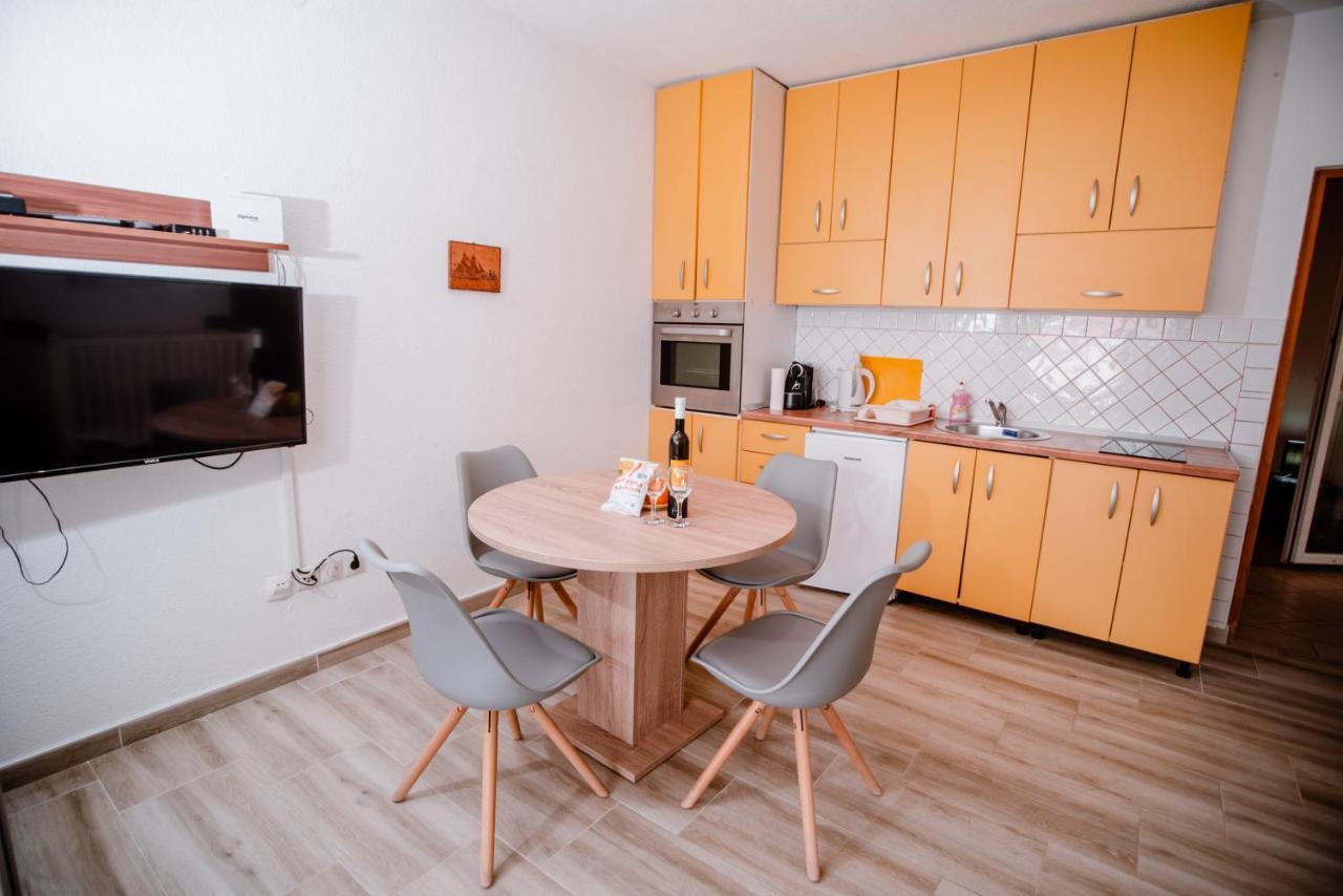 Apartmens Leona Apartment Karlobag Bagian luar foto