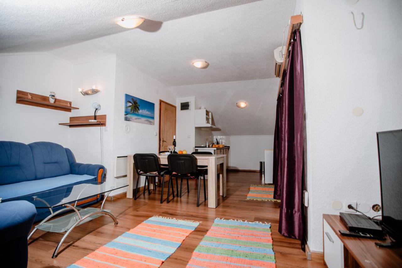 Apartmens Leona Apartment Karlobag Bagian luar foto