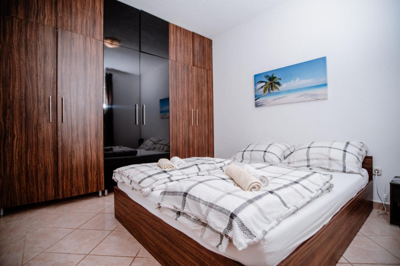 Apartmens Leona Apartment Karlobag Bagian luar foto