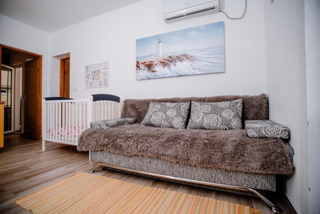 Apartmens Leona Apartment Karlobag Bagian luar foto