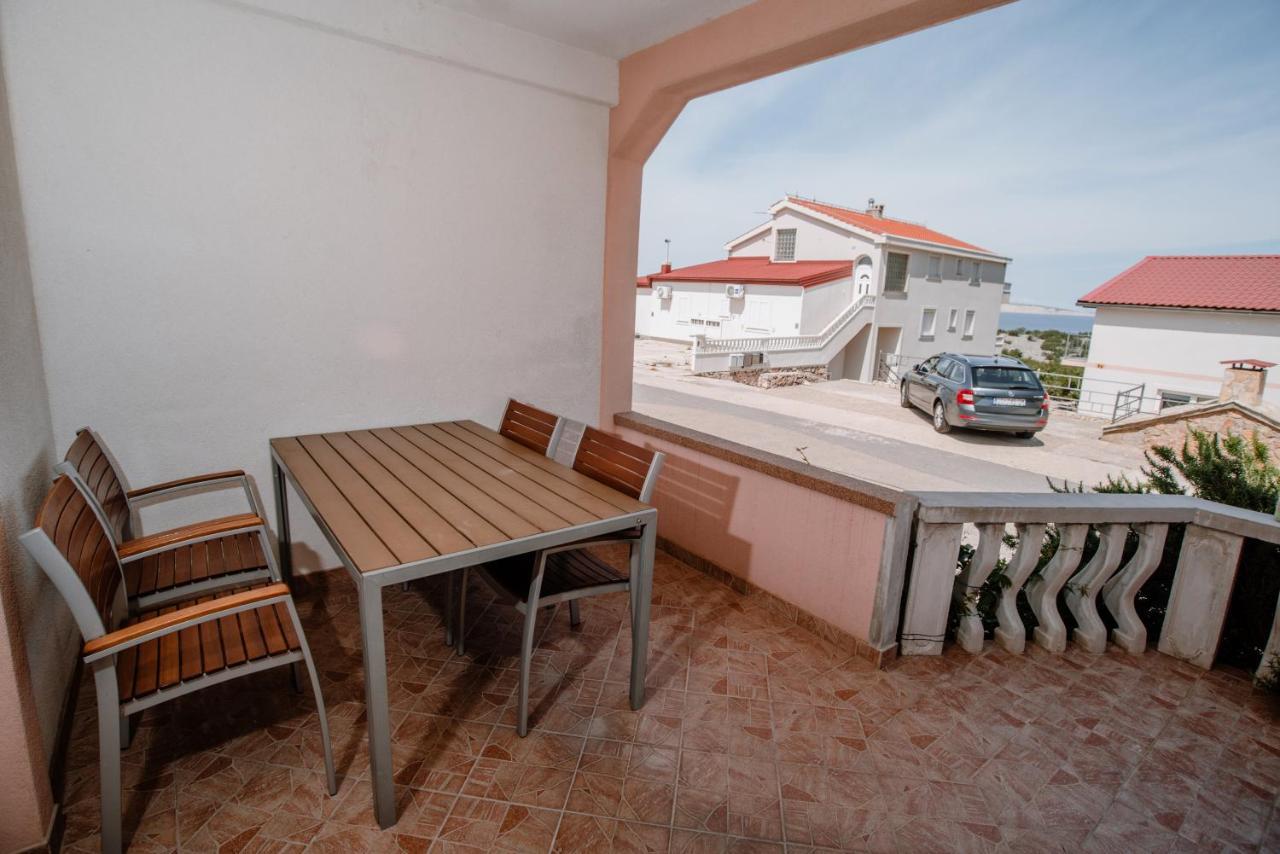 Apartmens Leona Apartment Karlobag Bagian luar foto