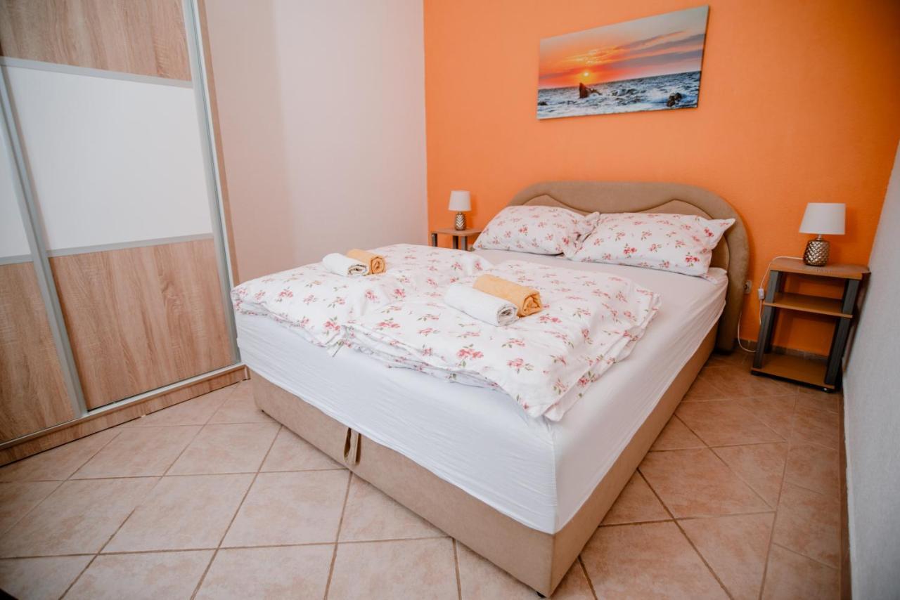 Apartmens Leona Apartment Karlobag Bagian luar foto