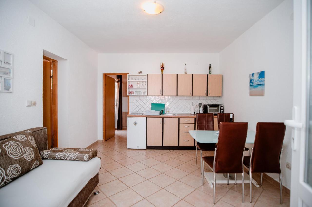 Apartmens Leona Apartment Karlobag Bagian luar foto