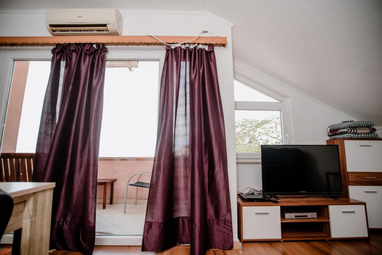 Apartmens Leona Apartment Karlobag Bagian luar foto