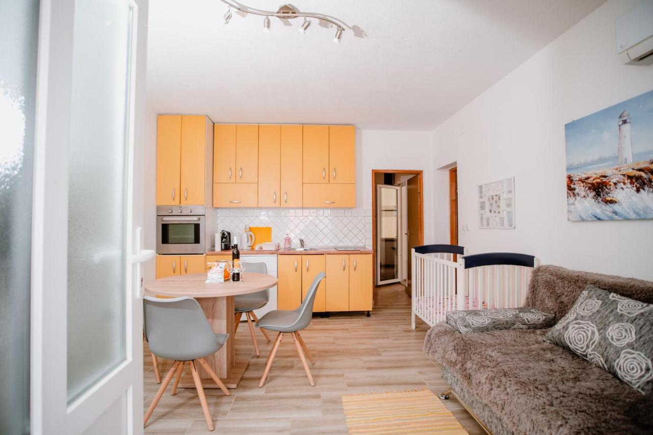 Apartmens Leona Apartment Karlobag Bagian luar foto