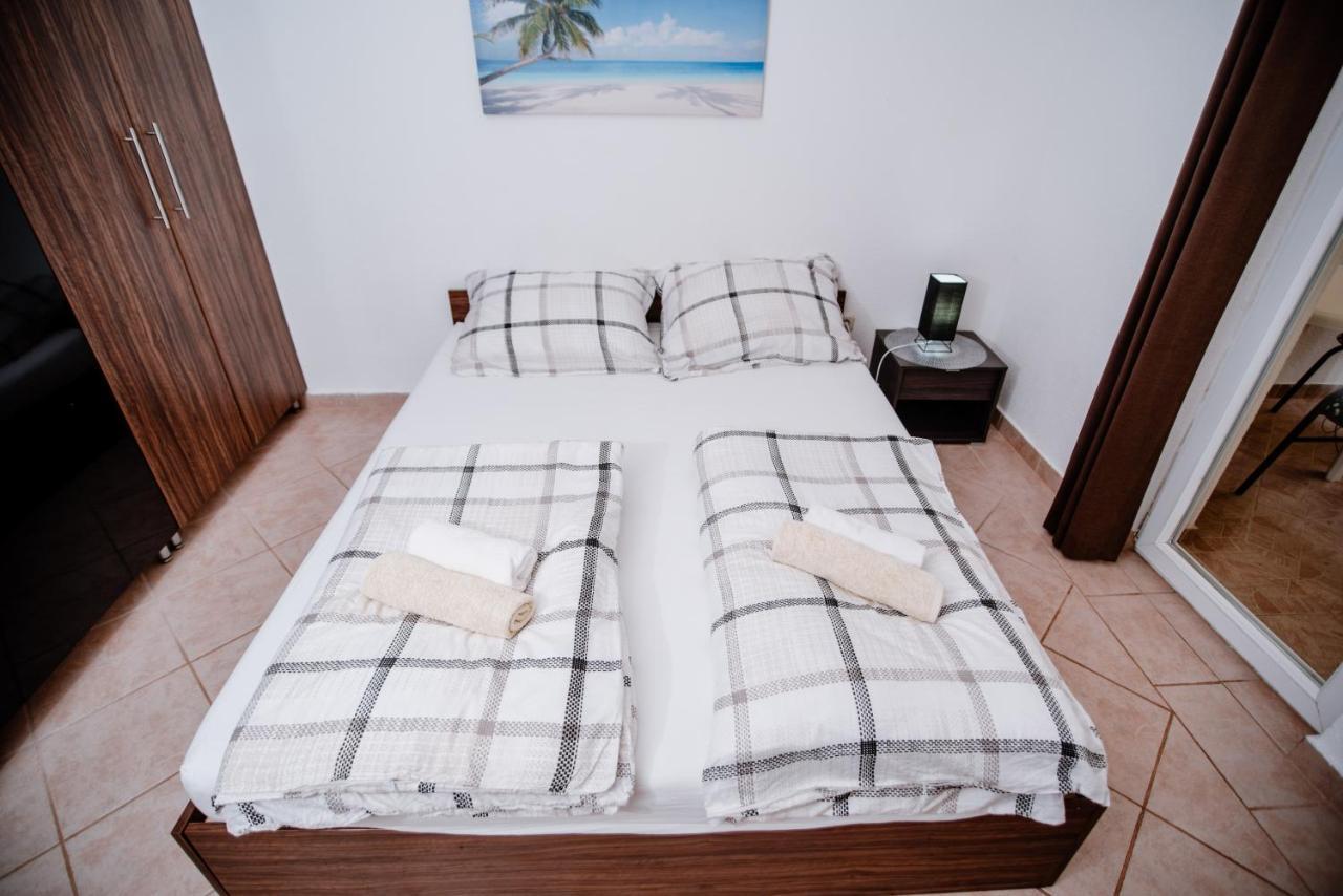 Apartmens Leona Apartment Karlobag Bagian luar foto