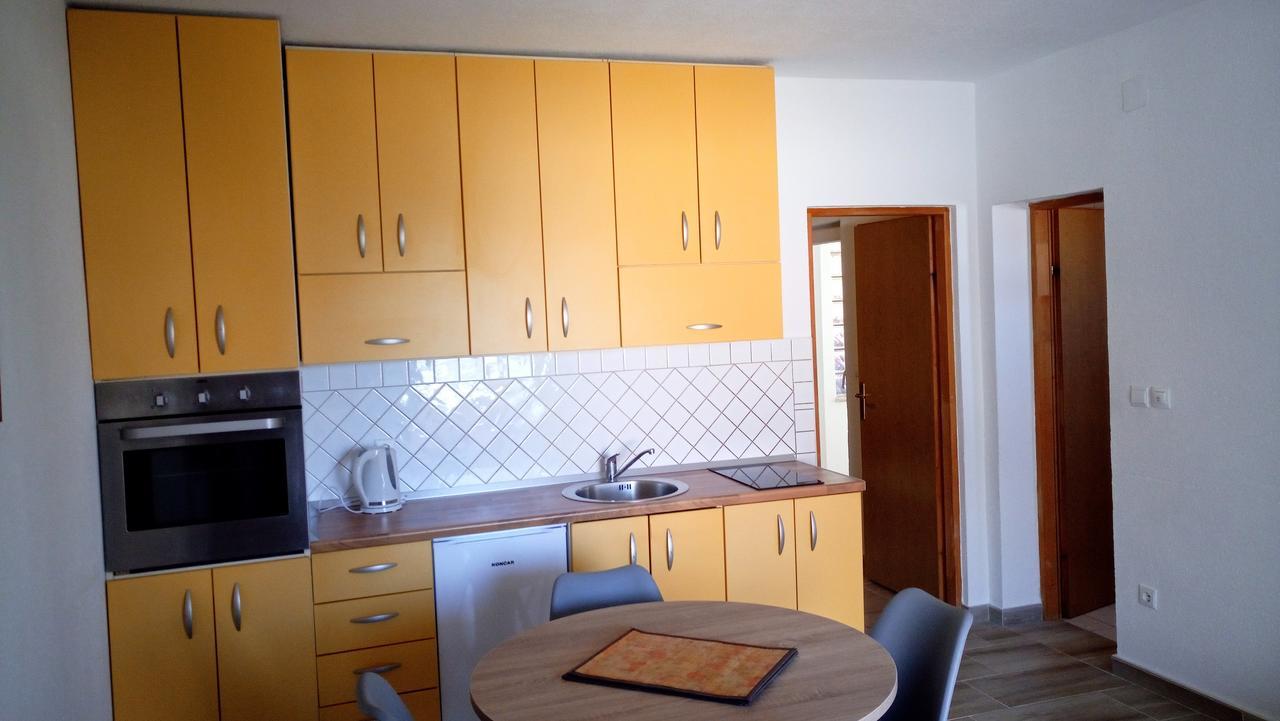 Apartmens Leona Apartment Karlobag Bagian luar foto